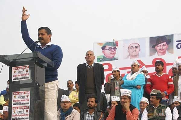 Shoe Thrown At Arvind Kejriwal in Rohtak - blamed to PM Narendra Modi